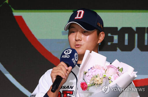 인천고등학교 투수 김택연이 ‘2023 야구·소프트볼인의 밤’ 수상자 명단에 18세 이하부 우수선수상 수상자로 이름을 올렸다. 연합뉴스