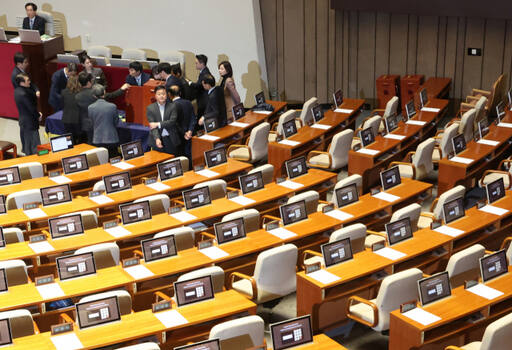 1일 국회 본회의장에 국민의힘 의원들의 자리가 비어있는 가운데 손준성, 이정섭 검사 탄핵소추안 투표 개표작업이 진행되고 있다. 연합뉴스
