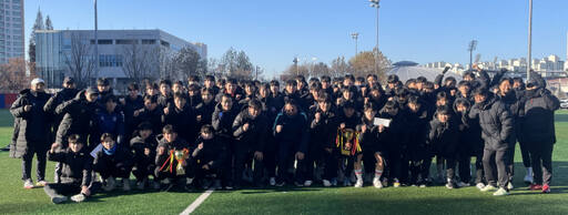 제18회 수원특례시장기 고교축구대회에서 우승을 차지한 수원공고 선수단이 기념촬영을 하고 있다.수원시체육회 제공