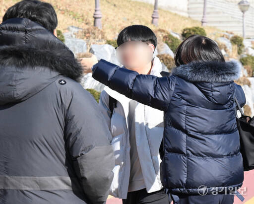 3일 오전 인천 미추홀구 인하대학교에서 한 학부모가 '2024학년도 수시모집 논술고사'를 치른 수험생을 반갑게 안아주고 있다. 장용준기자