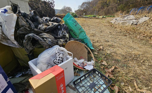 3일 의왕시 내손동의 한 주말농장 입구에 둘둘 말린 검은 폐비닐 더미와 쓰레기가 한데 뒤엉켜 있다. 오민주 기자