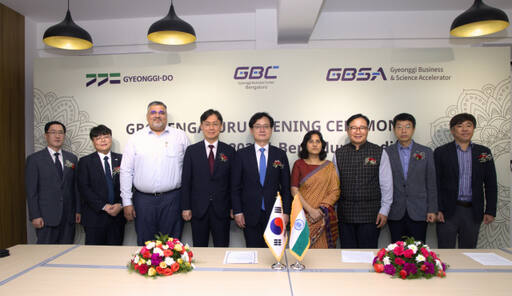 지난 1일 인도 벵갈루루 GBC 개소식에 참가한 강성천 경기도경제과학진흥원장(좌측에서 다섯번째) 등 관계자들이 기념 촬영을 하고 있다. 경과원 제공