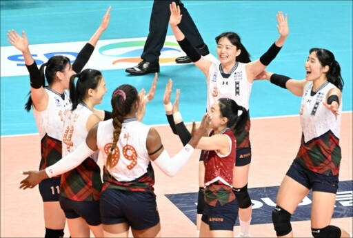 3일 서울 장충체육관서 열린 여자 프로배구 서울 GS칼텍스전서 3대0 승리를 거두고 5연승을 달린 수원 현대건설 선수들이 환호하고 있다.KOVO 제공