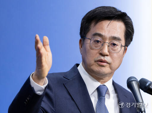 4일 오후 경기도청 브리핑룸에서 김동연 경기도지사가 이재명 대표의 법인카드 유용의혹 경기도청 압수수색을 관련해 언론 브리핑을 하고 있다. 홍기웅기자