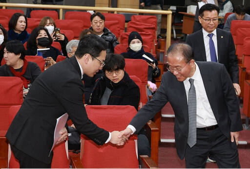 더불어민주당 이재명 대표의 경기도지사 재직 시절 배우자 법인카드 유용 의혹을 제보한 조명현씨가 4일 오전 국회 의원회관에서 열린 ‘공익제보자 조명현 작가 초청 포럼’에서 국민의힘 윤재옥 원내대표와 악수하고 있다. 연합뉴스