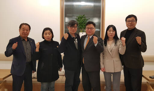 하남·김포·고양지역 시민단체 관계자들이 김포에서 회의를 열고 기념촬영을 하고 있다. 하남 감일·위례 서울 편입 추진위원회 제공