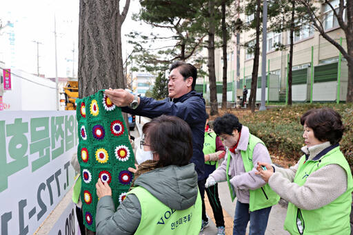 미추홀구종합자원봉사센터가 최근 미추홀구청 일대에서 ‘따뜻한 겨울, 2023 트리허그 나무 옷 입히기 활동’을 하고 있다. 미추홀구 제공
