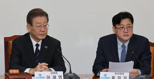 더불어민주당 이재명 대표와 홍익표 원내대표가 4일 국회에서 최고위원 회의를 하고 있다. 연합뉴스