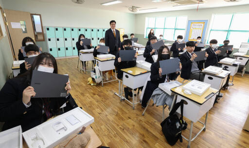 지난 4월 인천바이오고등학교에서 학생이 노트북을 받은 뒤 기념촬영을 하고 있다. 시교육청 제공