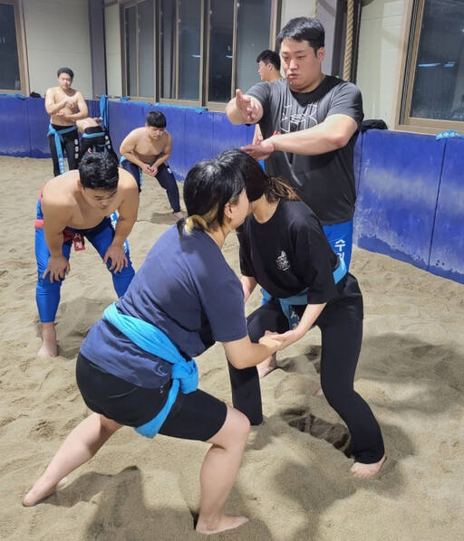 최근 경기도 여자 씨름이 급격히 활성화되면서 동호인들이 늘고 있는 추세다. 사진은 수원 밀당동호회 여성 회원들이 훈련하는 모습.경기일보 DB
