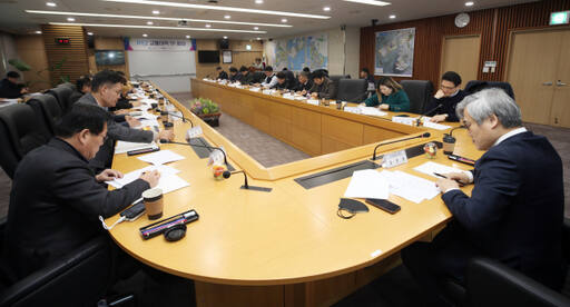 지난 4일 인천 송도국제도시 G타워 27층 대회의실에서 김진용 인천경제자유구역청장 등이 ‘IFEZ 교통대책 태스크포스(TF)’ 제2차 회의를 하고 있다. 인천경제청 제공