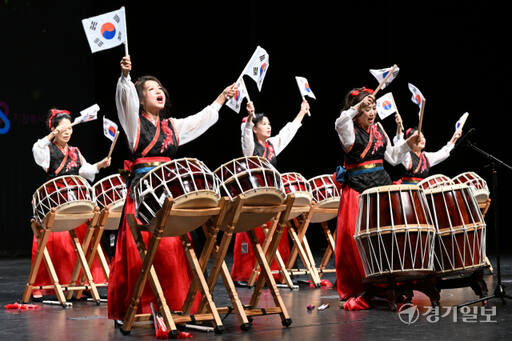 5일 오후 성남아트센터 오페라하우스에서 열린 '2023 성남시 ESG도시 비전 선포식 및 자원봉사자의 날 기념행사'에서 축하공연이 펼쳐지고 있다. 김시범기자