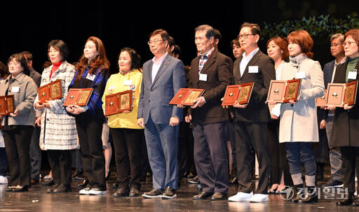 5일 오후 성남아트센터 오페라하우스에서 열린 '2023 성남시 ESG도시 비전 선포식 및 자원봉사자의 날 기념행사'에서 신상진 성남시장이 유공자 시상을 하고 있다. 김시범기자