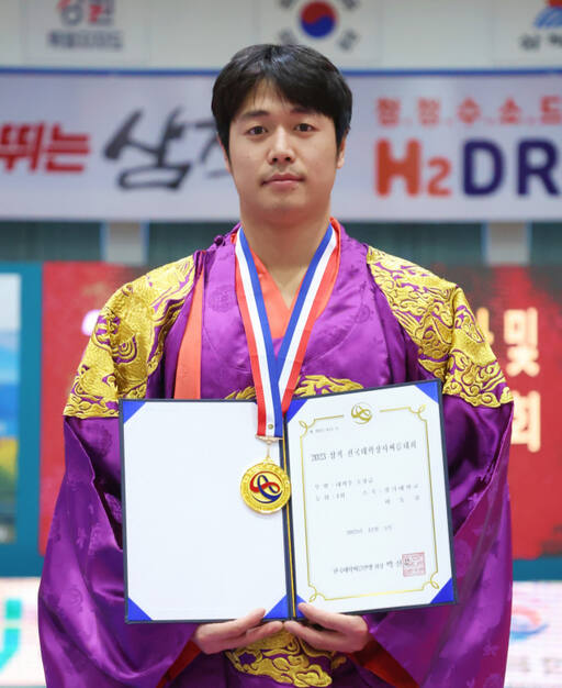 대학무대 첫 개인전 우승을 4학년 마지막 대회서 이뤄낸 경기대 허동겸.대한씨름협회 제공