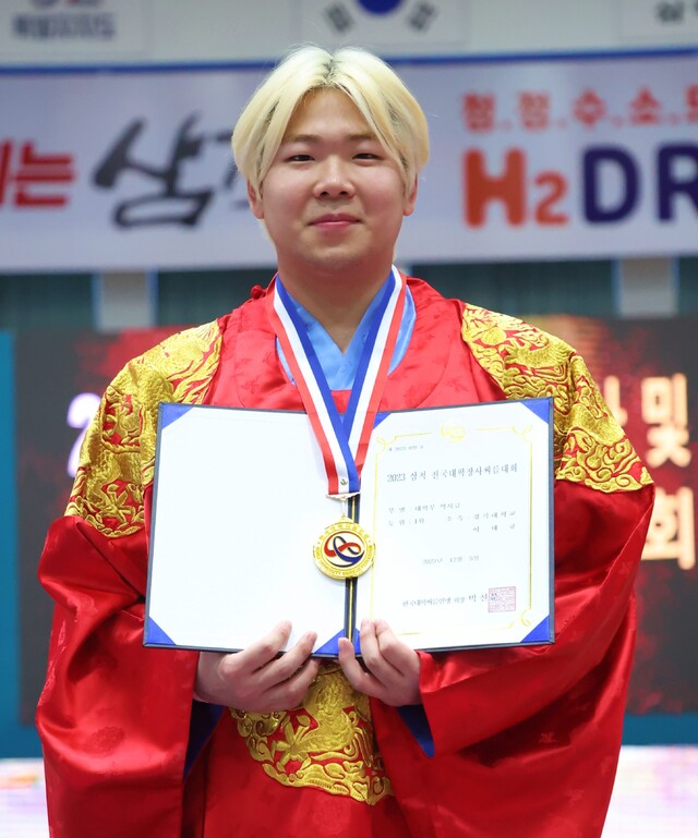 2개 체급에 걸쳐 시즌 3관왕에 오른 역사급 1위 경기대 이태규.대한씨름협회 제공