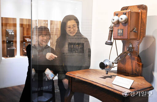 5일 오전 인천 연수구 인천시립박물관에서 열린 '덕률풍-마음을 걸다' 특별전에서 시민들이 호기심어린 모습으로 1900년대초 대한제국 당시의 전화기들을 살펴보고 있다. '덕률풍'(德律風)은 전화기의 영어 이름인 '텔레폰'(Telephone)의 소리를 따서 중국식으로 부른 명칭으로 도입 당시 전화기는 덕률풍, 어화통, 전어기 등으로 불렸다. 전시는 시립박물관 2층 기획전시실에서 내년 2월25일까지 이어진다.장용준기자