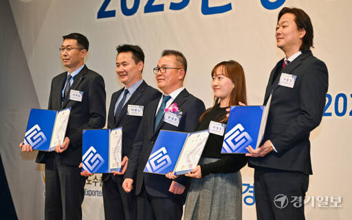 5일 오후 라마다프라자 수원호텔에서 열린 '2023 경기도 수출기업인의 날' 행사에서 강성호 경기도수출기업협회 회장이 수상자들과 기념촬영을 하고 있다. 윤원규기자