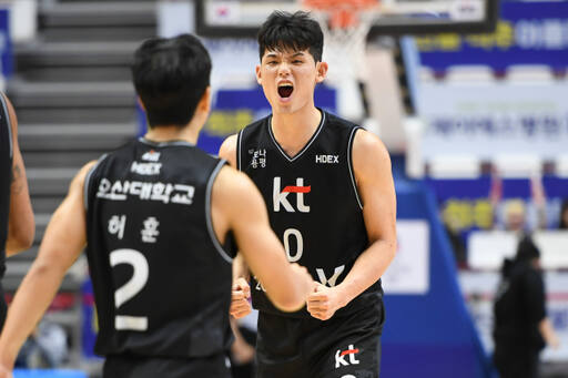 지난 5일 수원 KT 아레나에서 벌어진 프로농구 고양 소노와의 경기에서 3주 만에 부상서 복귀해 맹활약을 펼친 수원 KT 소닉붐 하윤기가 득점 후 포효하고 있다.KBL제공