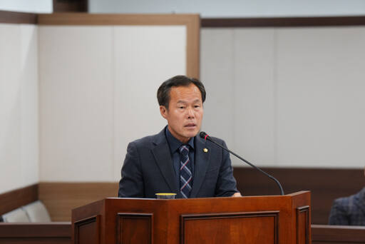 서과석 포천시의회 의장이 1호 주민발안 조례인 ‘포천시 인문도시 조성조례안’에 대해 제안설명을 하고 있다.포천시의회 제공