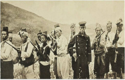 영국 '데일리 메일(Daily Mail)' 종군기자로 한국에 왔던 프레드릭 아서 매켄지(Frederick A. Mackenzie)가 1907년 촬영한 ‘항일의병’의 모습. 프레드릭 아서 매켄지