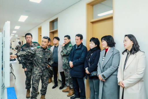 화성시의회 기획행정위원회 의원들이 지난 5일 화성 비봉면에 위치한 수원·화성·오산 과학화예비군훈련장을 방문해 시설을 둘러보고 있다. 화성시의회 제공