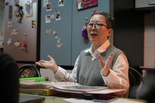 6일 가습기살균제 피해자 박수진씨(51)가 그녀의 집에서 자신의 의료 기록을 보여주며 피해 사실을 이야기 하고 있다. 오민주 기자