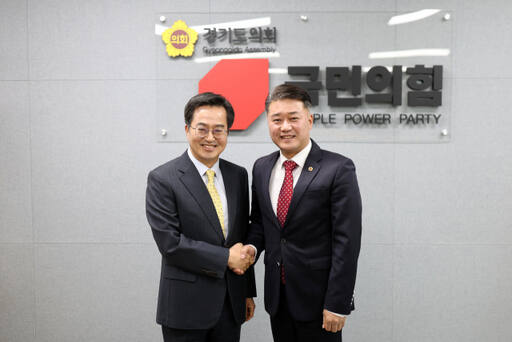 김동연 경기도지사(왼쪽)와 김정호 국민의힘 대표가 6일 도의회 국민의힘 사무실에서 기념 사진을 촬영하고 있다. 경기도의회 국민의힘 제공