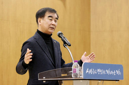 염종현 경기도의회 의장이 6일 도의회 1층 대회의실에서 열린 12월 월례 조회를 통해 발언을 하고 있다. 경기도의회 제공
