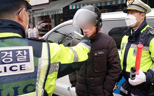 6일 오후 인천 부평구 청천동 효성굴다리 인근에서 경찰이 음주단속을 하고 있다. 홍승주기자