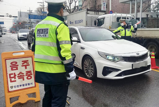 6일 오후 인천 부평구 청천동 효성굴다리 인근에서 경찰이 음주단속을 하고 있다. 홍승주기자