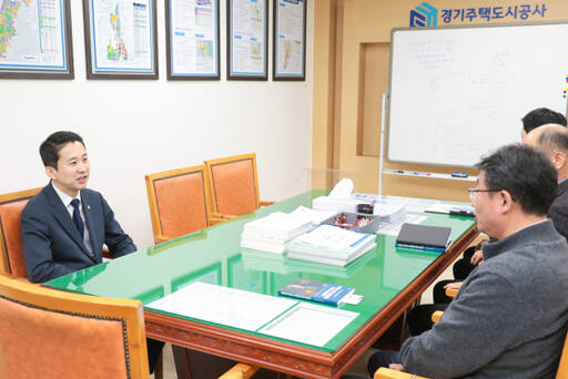 GH를 방문한 안산시의회 송바우나 의장이 안산 장상지구 등 현안에 대한 지역 내 입장을 전달하고 있다. 안산시의회 제공