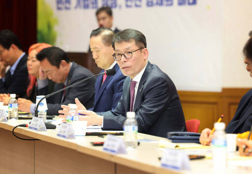 김성태 IBK기업은행장이 7일 인천상공회의소에서 열린 중소기업 현장 간담회에서 중소기업 대표들과 대화하고 있다. IBK기업은행