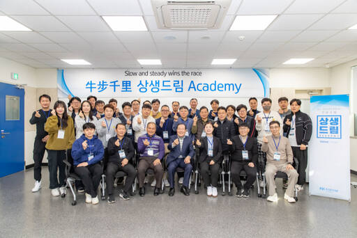 윤동한 한국콜마홀딩스 회장이 여주아카데미에서 우보천리 상생드림 아카데미 행사를 마치고 기념촬영을 하고 있다. 한국콜마 제공