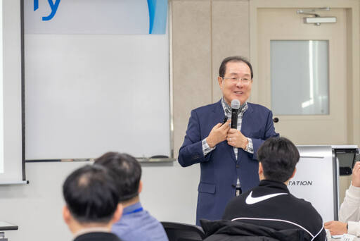 윤동한 한국콜마홀딩스 회장이 여주아카데미에서 우보천리 상생드림 아카데미를 진행하면서 직접 강사로 나서 중소기업 관리자 교육에서 강의를 진행하고 있다. 한국콜마 제공