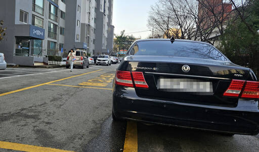 7일 오전 8시께 의왕시 삼동의 한 아파트. 차량 2대가 소방차 전용구역에 주차돼 있다. 오민주 기자