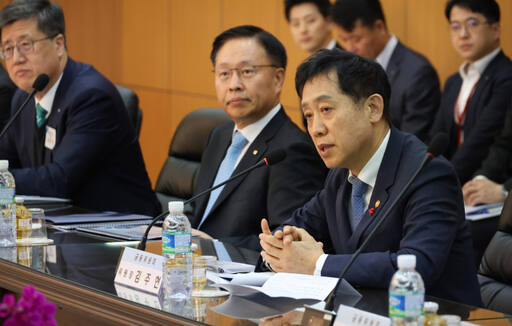 김주현 금융위원장이 7일 오전 부산 해운대구에 있는 예비중견기업인 퓨트로닉에서 열린 '중견기업 현장 방문 및 간담회'에서 발언하고 있다. 연합뉴스