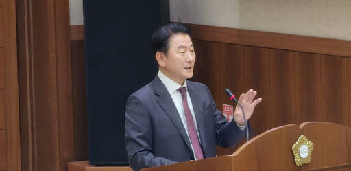 김동근 시장이 제326회 제2차 정례회 제2차 본회의에서 의원들의 시정 질의에 답변하고 있다. 김창학 기자