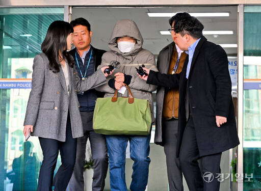 8일 오전 수원남부경찰서에서 수원 일대에서 700억원대 전세사기를 벌인 부부가 검찰에 송치되고 있다. 이들 부부는 18개의 법인을 만든 후 임차인과 각 1억원 상당의 전세계약을 체결, 계약 기간이 종료된 후 보증금을 돌려주지 않은 혐의를 받고 있다. 이들에게 접수된 전세사기 관련 고소장은 474건, 피해액은 714억여원에 이르는 것으로 알려졌다. 윤원규기자