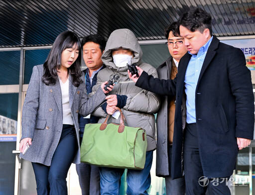 8일 오전 수원남부경찰서에서 수원 일대에서 700억원대 전세사기를 벌인 부부가 검찰에 송치되고 있다. 이들 부부는 18개의 법인을 만든 후 임차인과 각 1억원 상당의 전세계약을 체결, 계약 기간이 종료된 후 보증금을 돌려주지 않은 혐의를 받고 있다. 이들에게 접수된 전세사기 관련 고소장은 474건, 피해액은 714억여원에 이르는 것으로 알려졌다. 윤원규기자