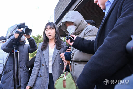 8일 오전 수원남부경찰서에서 수원 일대에서 700억원대 전세사기를 벌인 부부가 검찰에 송치되고 있다. 이들 부부는 18개의 법인을 만든 후 임차인과 각 1억원 상당의 전세계약을 체결, 계약 기간이 종료된 후 보증금을 돌려주지 않은 혐의를 받고 있다. 이들에게 접수된 전세사기 관련 고소장은 474건, 피해액은 714억여원에 이르는 것으로 알려졌다. 윤원규기자