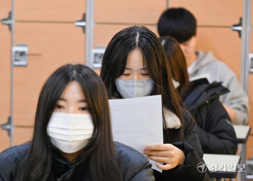 2024학년도 대학수학능력시험(수능) 성적표 배부일인 8일 수원 효원고등학교 3학년 교실에서 학생들이 수능 성적표 확인을 하고 있다. 윤원규기자