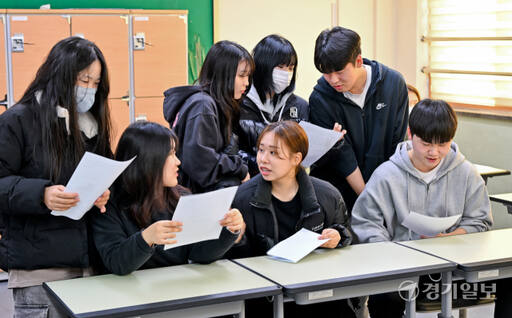 2024학년도 대학수학능력시험(수능) 성적표 배부일인 8일 수원 효원고등학교 3학년 교실에서 학생들이 수능 성적표 확인을 하고 있다. 윤원규기자