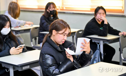 2024학년도 대학수학능력시험(수능) 성적표 배부일인 8일 수원 효원고등학교 3학년 교실에서 학생들이 수능 성적표 확인을 하고 있다. 윤원규기자
