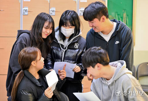 2024학년도 대학수학능력시험(수능) 성적표 배부일인 8일 수원 효원고등학교 3학년 교실에서 학생들이 수능 성적표 확인을 하고 있다. 윤원규기자