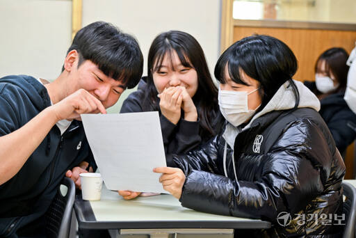 2024학년도 대학수학능력시험(수능) 성적표 배부일인 8일 수원 효원고등학교 3학년 교실에서 학생들이 수능 성적표 확인을 하고 있다. 윤원규기자