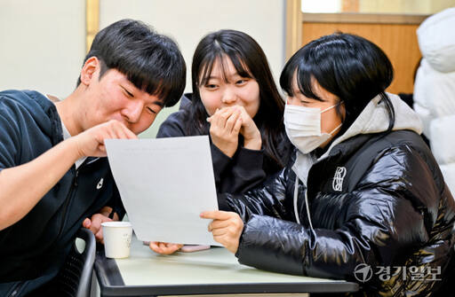 2024학년도 대학수학능력시험(수능) 성적표 배부일인 8일 수원 효원고등학교 3학년 교실에서 학생들이 수능 성적표 확인을 하고 있다. 윤원규기자