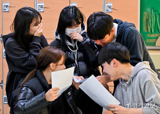 2024학년도 대학수학능력시험(수능) 성적표 배부일인 8일 수원 효원고등학교 3학년 교실에서 학생들이 수능 성적표 확인을 하고 있다. 윤원규기자