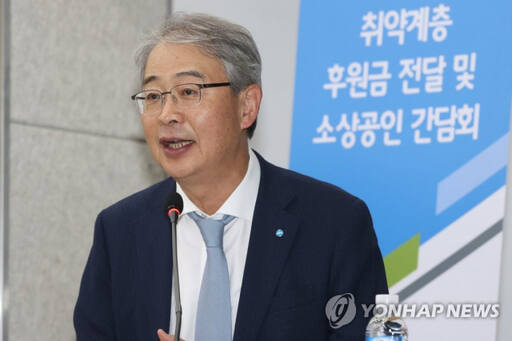 임종룡 우리금융그룹 회장이 지난 6월 29일 오전 서울 영등포구 굿네이버스에서 열린 우리카드 상생금융 출시 기념 취약계층 후원금 전달 및 소상공인 간담회에서 기념사를 하고 있다. 연합뉴스