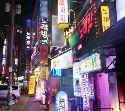 인천 계양구 계산동의 한 거리에 노래방 간판들이 불을 밝히고 있다.(사진은 기사와 직접적인 관련 없음) 경기일보DB
