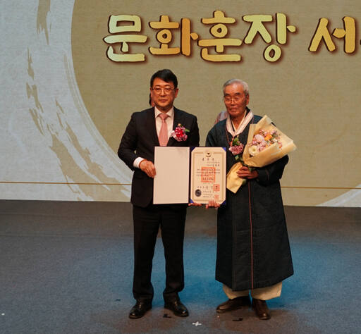 8일 문화유산보호 유공자 시상식에서 김용래 명인(오른쪽)이 보관 문화훈장 수훈 후 기념사진을 촬영하고 있다. 평택농악보존회 제공